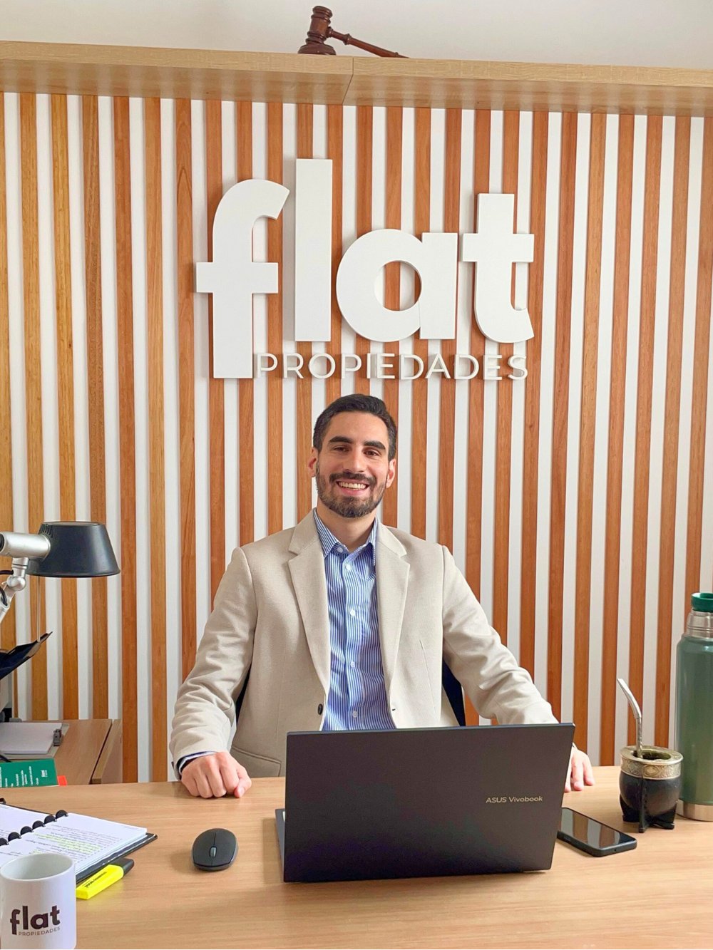 Integrante del equipo de Flat Propiedades en la oficina de Río Branco